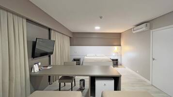 Quarto quádruplo luxo | Espaço de trabalho para notebook, Wi-Fi de cortesia