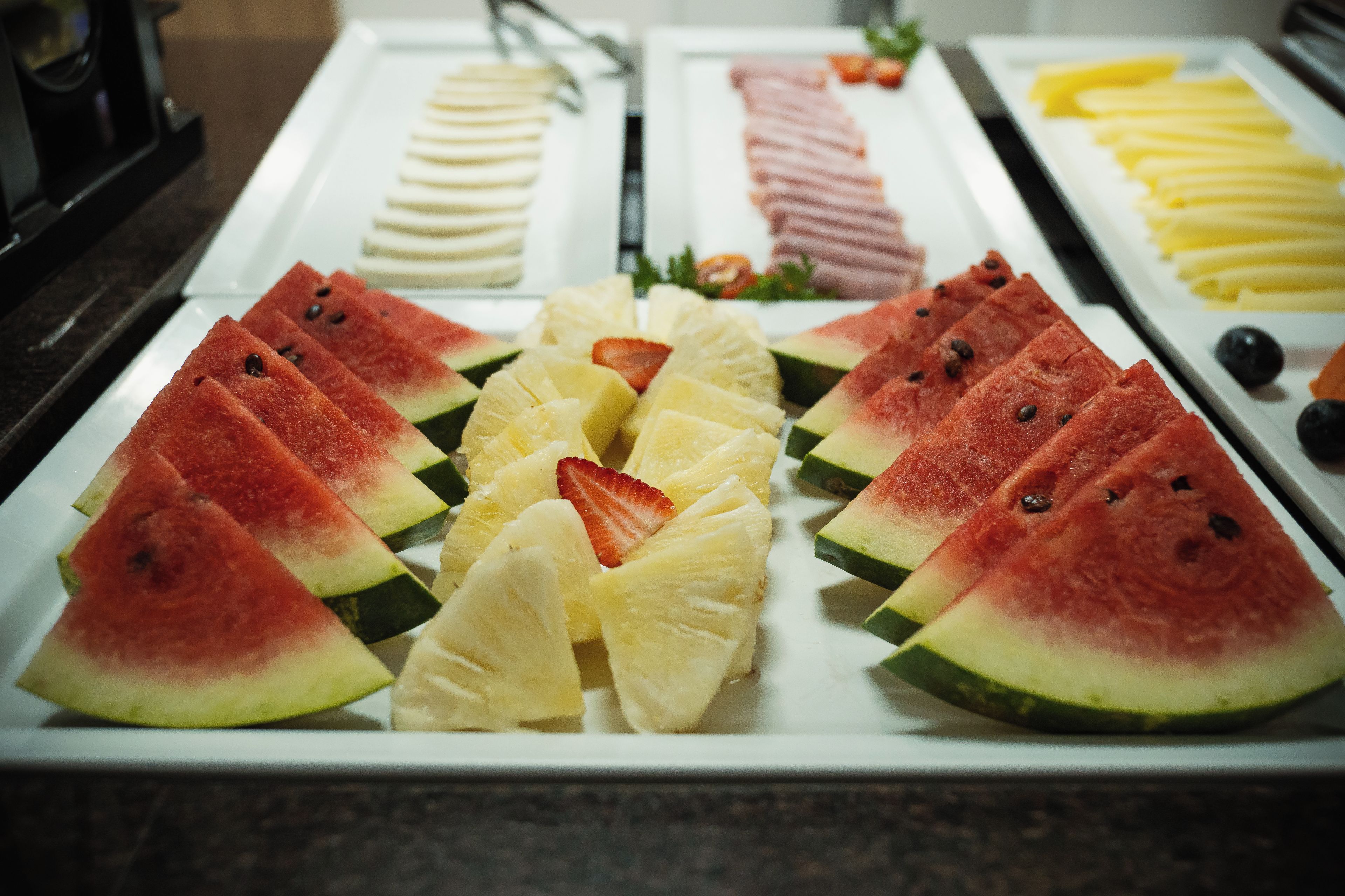 Un bufet amb diverses fruites i formatges.