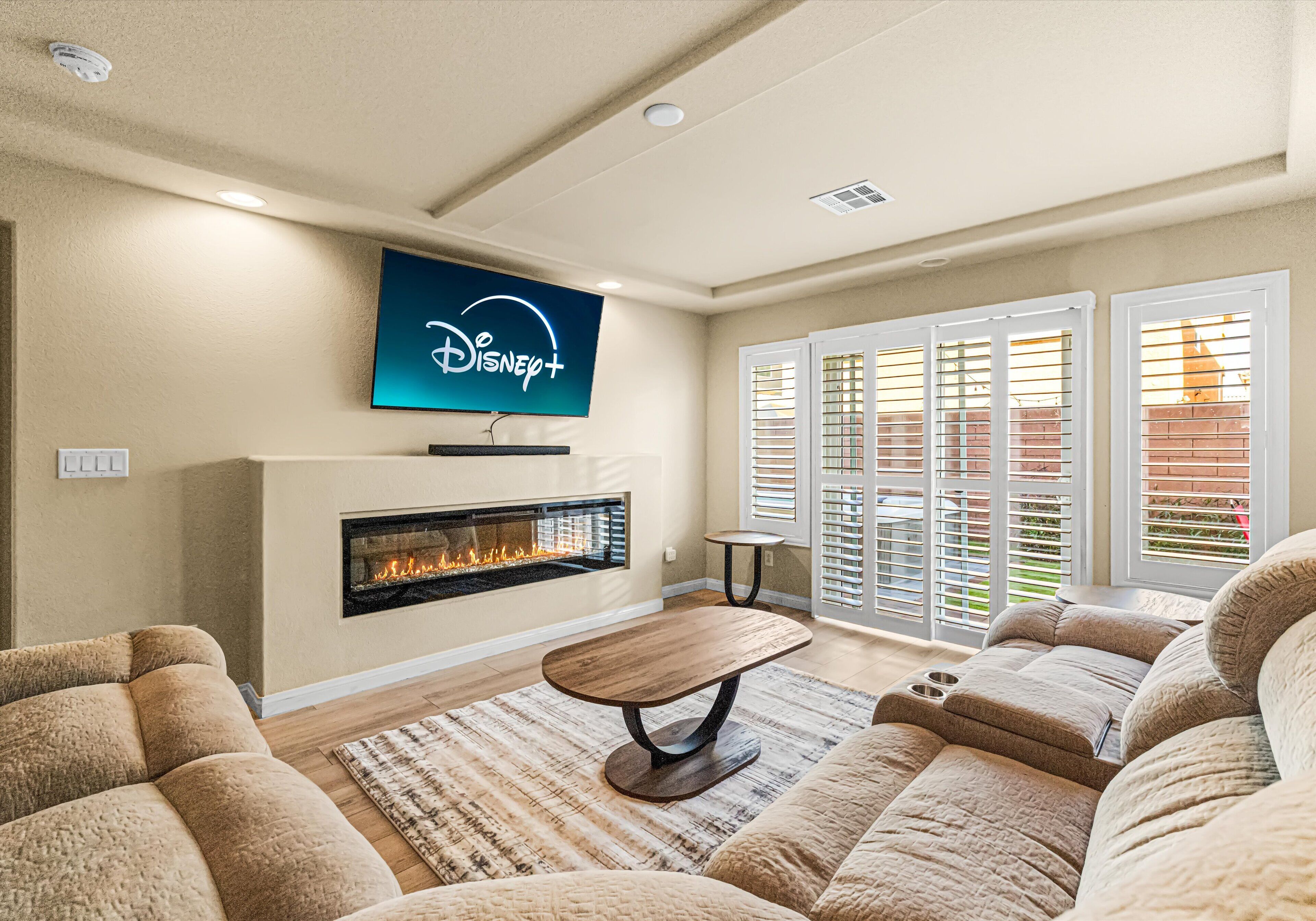 Smart TV, fireplace