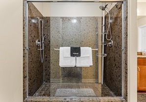 Regadera, toallas, papel de baño 