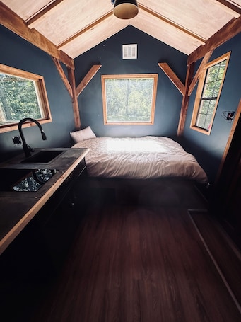 2 bedrooms, bed sheets. 6 acre private nature retreat glamping cabin.