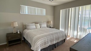 4 bedrooms, iron/ironing board, WiFi, bed sheets - South Facing, prime lake front home, 10 minutes from Walt Disney World® Resort! (Kissimmee)