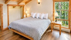 5 soverom, skrivebord, strykejern/-brett og reiseseng for barn