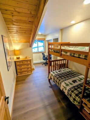 5 bedrooms, desk, iron/ironing board, travel cot