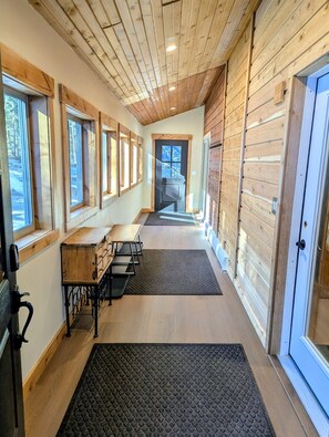 Interior - 5BR Lodge, 1mi to Ski, HotTub, PoolTable, Firepit, Sleeps 12, Easy Access (Durango)