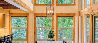 5BR Lodge, 1mi to Ski, HotTub, PoolTable, Firepit, Sleeps 12, Easy Access