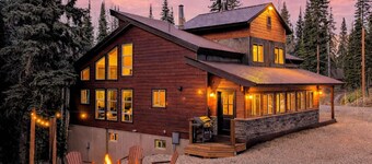 5BR Lodge, 1mi to Ski, HotTub, PoolTable, Firepit, Sleeps 12, Easy Access
