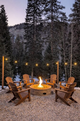 5BR Lodge, 1mi to Ski, HotTub, PoolTable, Firepit, Sleeps 12, Easy Access