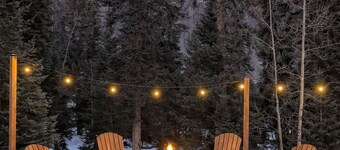 5BR Lodge, 1mi to Ski, HotTub, PoolTable, Firepit, Sleeps 12, Easy Access