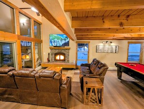 Smart-TV, Kamin, Tischfußball, Bücher
