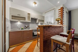 Fridge, microwave, oven, stovetop - Mokotów 11th Floor Studio - Pool, Gym, Parking (Warszawa)