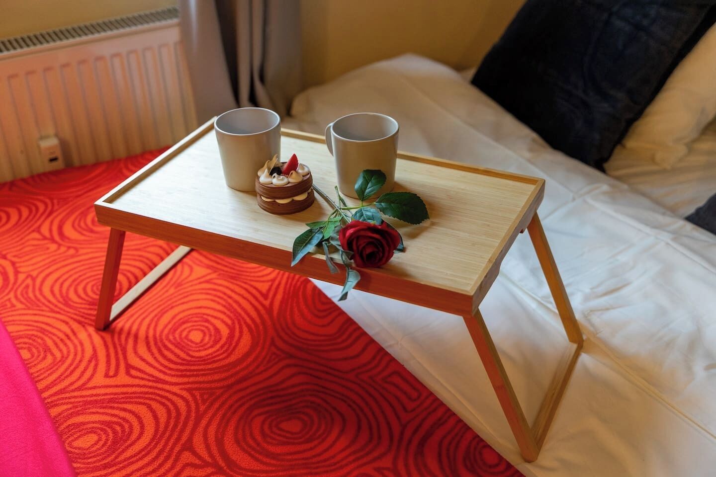 Työpöytä, silitysrauta/-lauta, Wi-Fi, vuodevaatteet