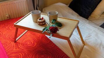 Työpöytä, silitysrauta/-lauta, Wi-Fi, vuodevaatteet