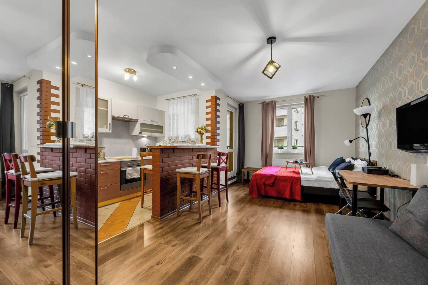 Työpöytä, silitysrauta/-lauta, Wi-Fi, vuodevaatteet