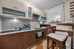 Fridge, microwave, oven, stovetop - Mokotów 11th Floor Studio - Pool, Gym, Parking (Warszawa)