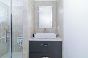 Shower, towels - L’Hortus – Terrasse – Nature – Parking (Saint-Mathieu-de-Tréviers)