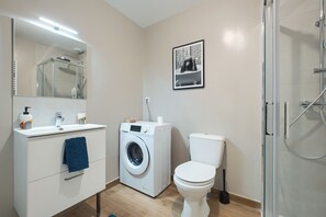 Dusche, Haartrockner, Handtücher