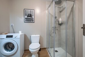 Shower, hair dryer, towels