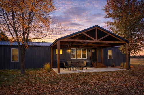 Fox Lake Escape- Peaceful Cabin for Outdoor Enthusiasts