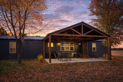 Fox Lake Escape- Peaceful Cabin for Outdoor Enthusiasts
