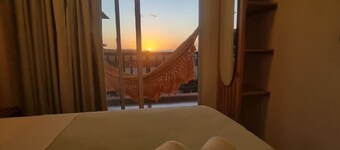 Apartment on the 1st floor of the house, sunset view, privacy and close to the beach.