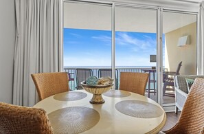 Condo, varias camas (Majestic Beach Towers 1-1510) | Restaurantes