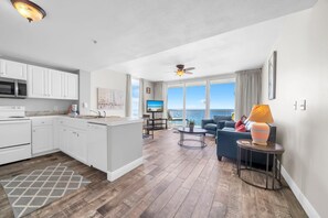 Apartment, Mehrere Betten (Majestic Beach Towers 1-1415) | Wohnbereich