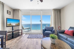 Condo, nhiều giường (Majestic Beach Towers 1-1415) | Khu phòng khách