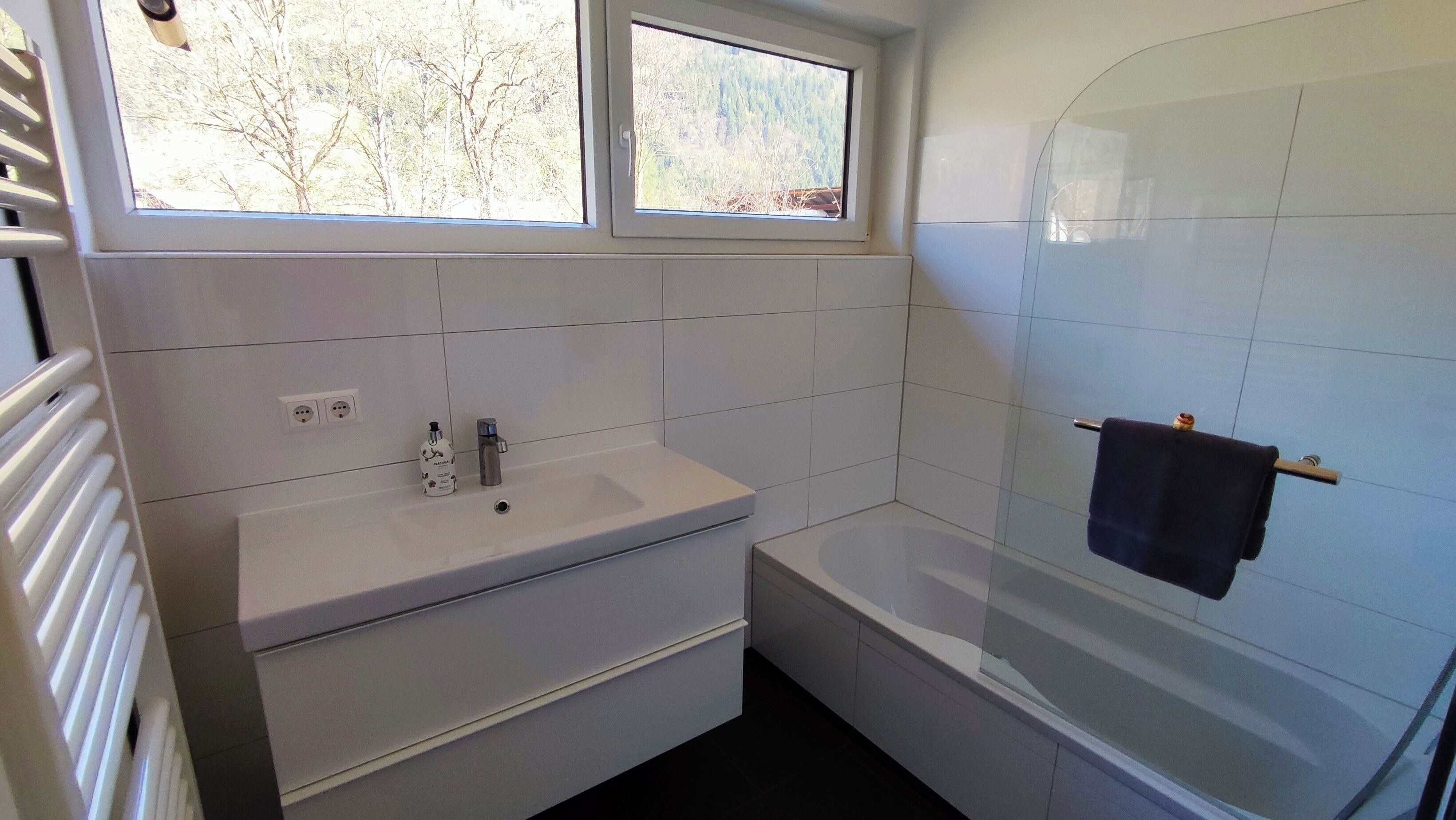 Haartrockner, Handtücher, Seife, Toilettenpapier
