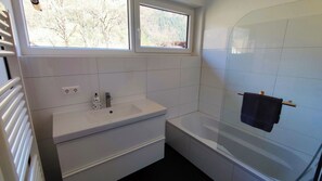 Hair dryer, towels, soap, toilet paper - Seeidylle Winkler vacation apartment directly on Lake Ossiach with its own bathing beach (Bodensdorf)