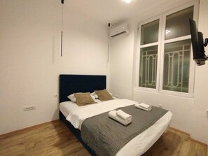 Apartamento | Cortinas blackout, ferros/tábuas de passar roupa, Wi-Fi de cortesia