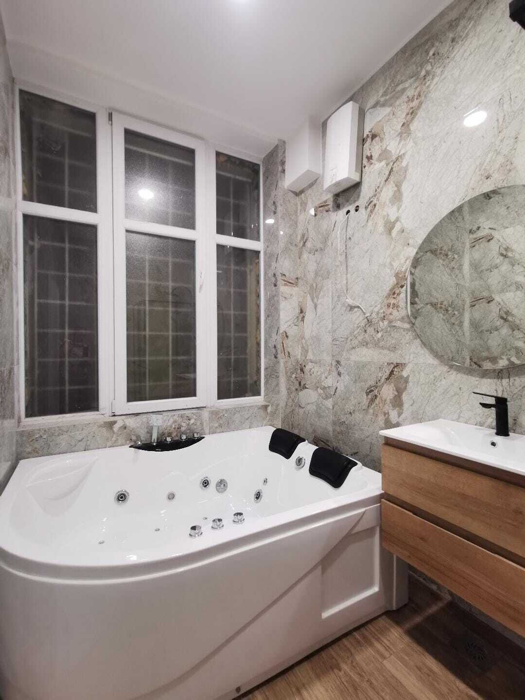 Luxury Apartment | Bathroom | Shower, towels, soap, shampoo