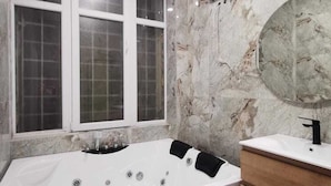 Luxury Apartment | Bathroom | Shower, towels, soap, shampoo - 369 apartments  (Beograd)