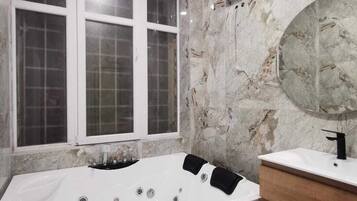 Luxury Apartment | Bathroom | Shower, towels, soap, shampoo
