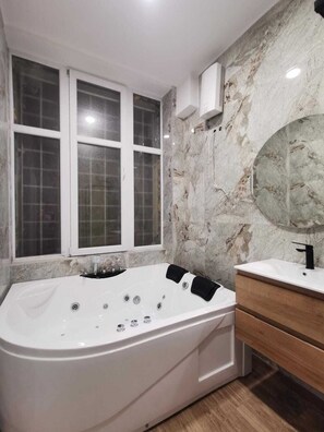 Luxury Apartment | Bathroom | Shower, towels, soap, shampoo - 369 apartments  (Beograd)