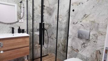 Apartamento superluxo | Banheiro | Chuveiro, toalhas de banho, sabonete, shampoo