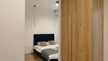 Apartment | Blackout drapes, iron/ironing board, free WiFi