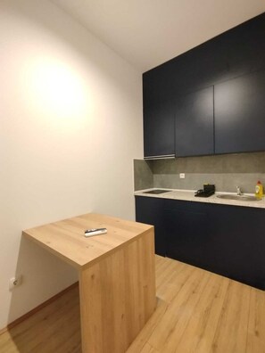 Apartamento | Cozinha privada | Geladeira, cooktop, talheres/pratos/utensílios de cozinha