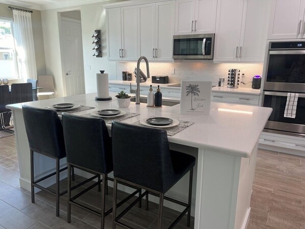 Private kitchen - Perfect 3-bedroom house with AC in welcoming Port St. Lucie (Port St. Lucie)