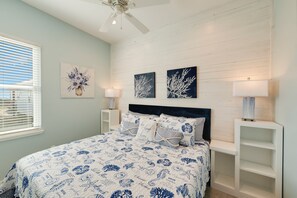 3 bedrooms, free WiFi, bed sheets - NEW! Private Pool|2 min walk to beach|Pets! (Port Aransas)