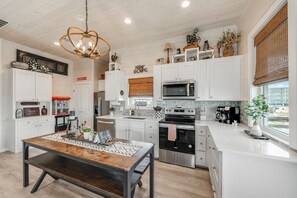 冰箱、微波炉、烤箱、炉灶