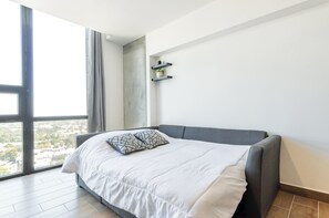 Suite, byutsikt | Skrivebord for bærbar PC, strykejern/-brett og wi-fi (inkludert)