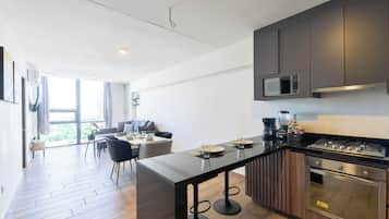 Suite Club, vista a la ciudad | Área de sala de estar