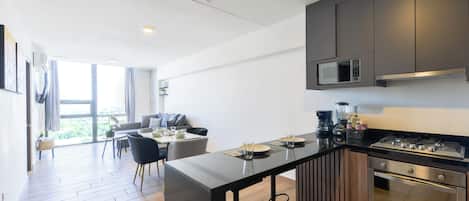 Club Suite, City View | Living area