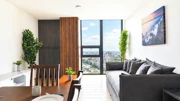 Family Suite, City View | Living area
