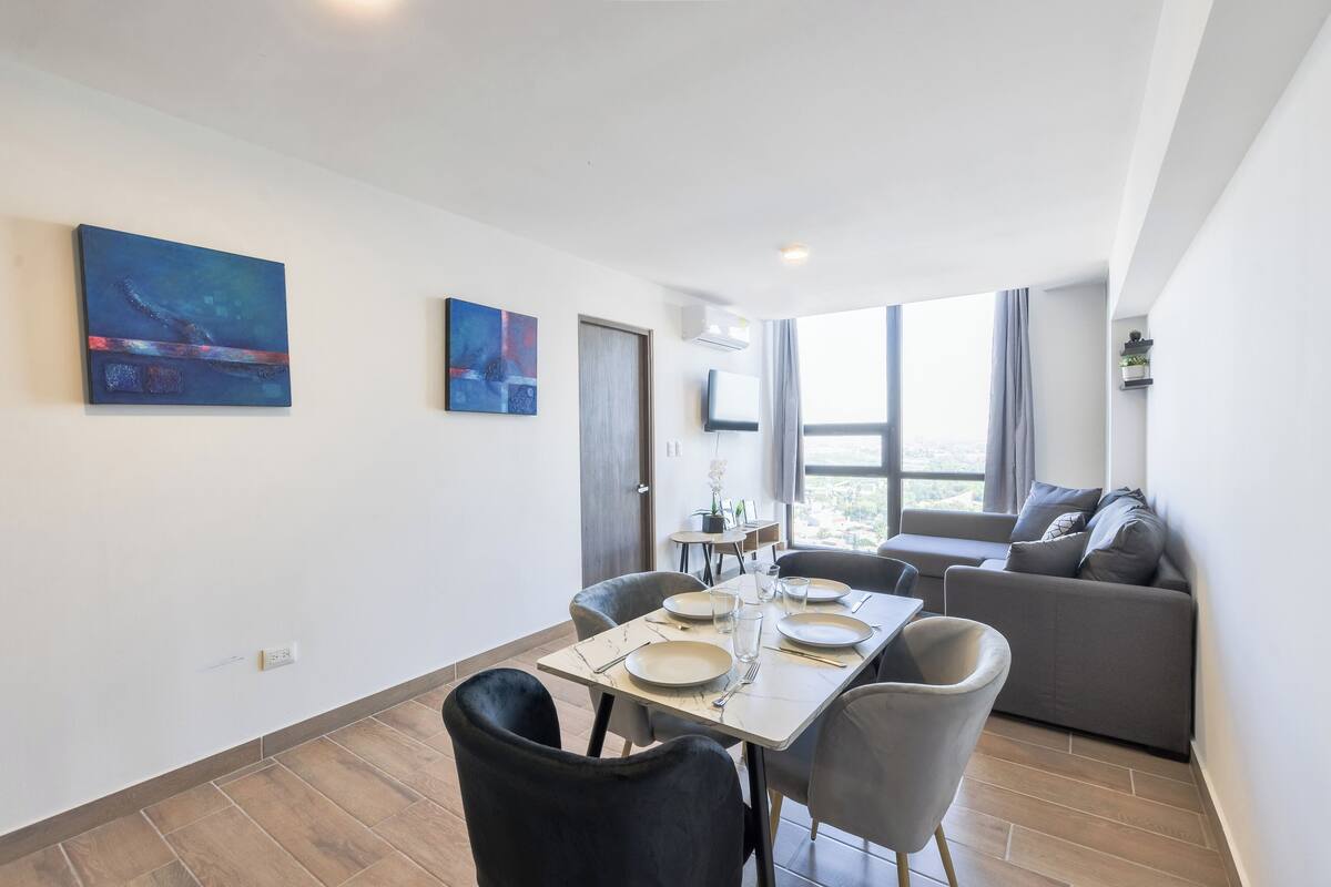 Suite, City View | Living area