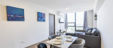 Suite, City View | Living area