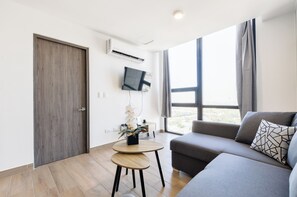 Club Suite, City View | Living area