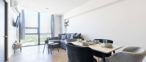 Club Suite, City View | Living area