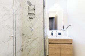 Club-sviitti, kaupunkinäköala | Kylpyhuone | Suihku, ilmaiset hygieniatuotteet, hiustenkuivaaja, pyyhkeet